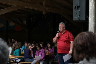 Der Vorsitzende des Schullandheimvereins freut sich über den regen Zuspruch.