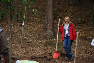 Beate Steeg schaut sich ihr 