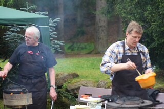 Robert und Axel an der Waffelschleuder