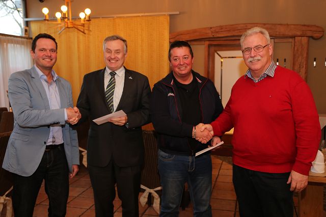 Oberbürgermeister Theo Wieder und Peter Fruth vom Schullandheimverein nahmen die diesjährige Spende der Gockelswoog entgegen.
